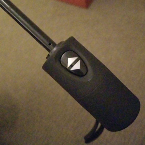 Auto open/close umbrella - Picture 2 of 3